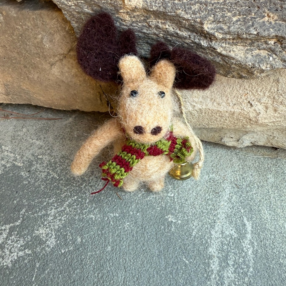New🌟Anthropologie Cozy Moose 🫎 With Bell And
scarf
